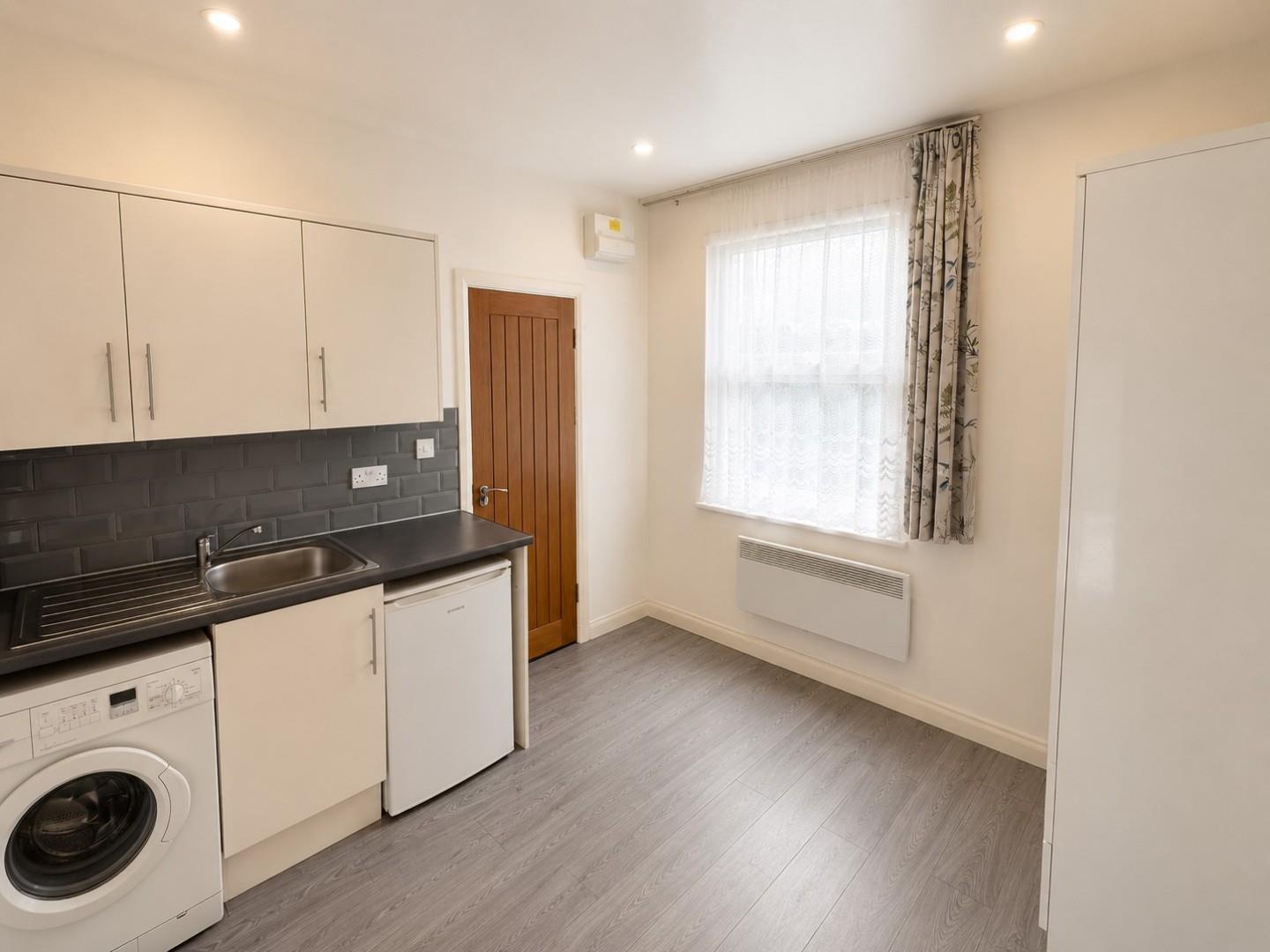 Green Lanes, Self Contained Studio